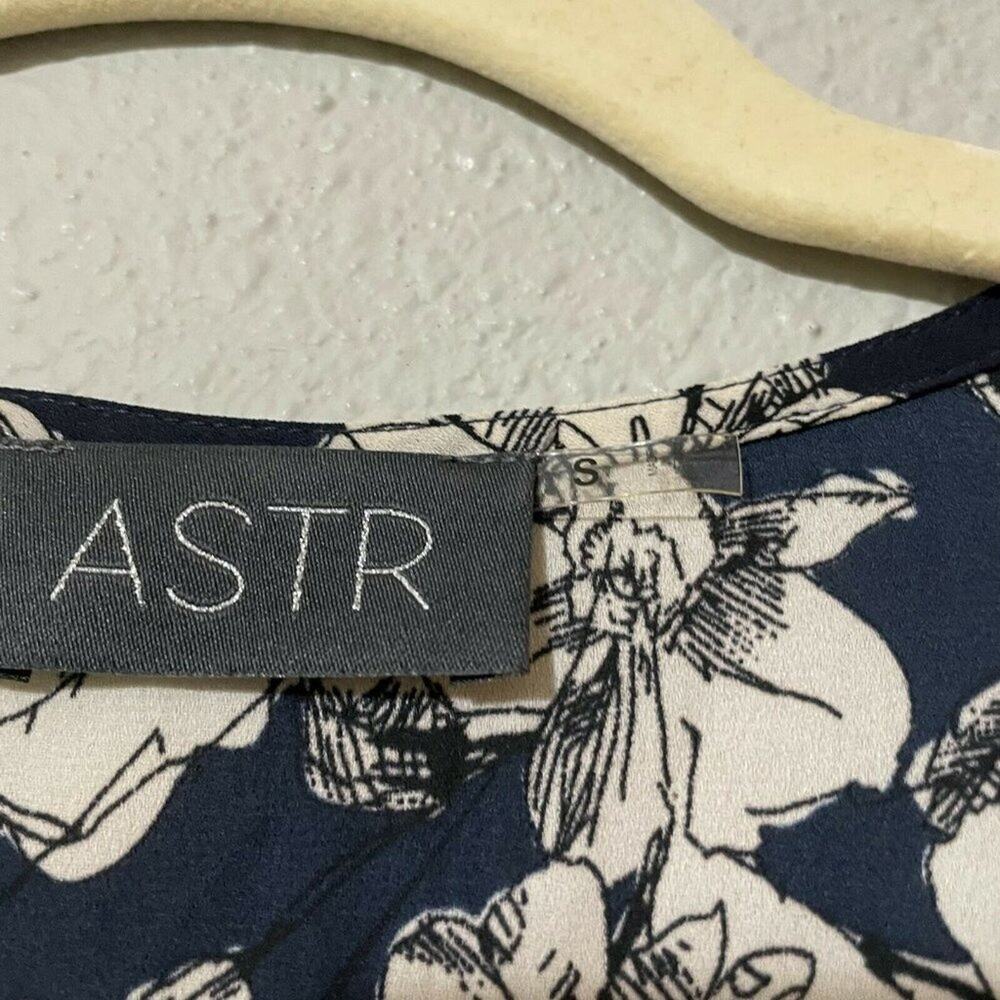 ASTR Womens Blue White Floral V Neck Long Sleeve Pleated Blouse Top Size Small - Picture 8 of 10